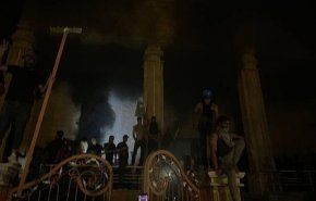 سفارت سوئد در بغداد به آتش کشیده شد+ ویدیو