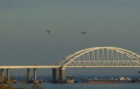 زيلينسكي: جسر القرم هدف عسكري مشروع يجلب الحرب لنا