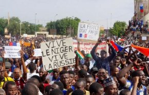 آلاف المؤيدين للإنقلابيين يتظاهرون في النيجر