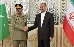 وزير الخارجية الإيراني يلتقي قائد الجيش الباكستاني