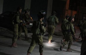 بالفيديو .. قوات الاحتلال تقتحم منزل منفذ عملية ’تل أبيب’ في جنين