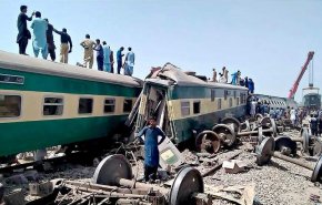 مقتل واصابة قرابة 100 شخص بخروج قطار عن مسارة بباكستان