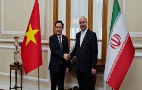 رئيس مجلس الشورى الاسلامي يستقبل رئيس البرلمان الفيتنامي
