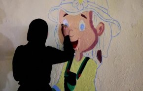 شاهد.. فنانو الجداريات يعملون ليلا تجنبا لحرارة النهار في العراق