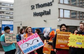 بريطانيا.. إضراب للأطباء لمدة 4 أيام للمطالبة بتحسين رواتبهم