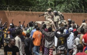 أنصار الانقلاب بالنيجر يتجمعون ضد باريس قرب القاعدة الفرنسية