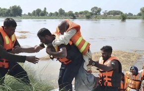 باكستان تجلي 100 ألف شخص عن مناطق أغرقها الفيضان