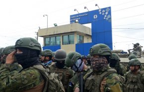 سجناء يحتجزون 57 حارسا وشرطيا في الإكوادور
