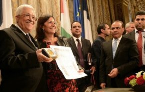 فرنسا تجرد الرئيس الفلسطيني من وسام 'غراند فيرميل'