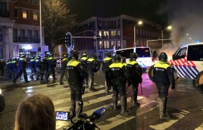 احتجاجات هائلة في هولندا والشرطة تستخدم خراطيم المياه لفض التجمعات

