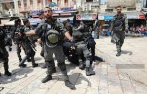 شاهد.. شرطة الاحتلال تعتدي على شاب فسطيني في رام الله