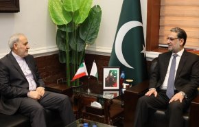 وزير الدفاع الباكستاني يؤكد التزامه بتعزيز التعاون مع إيران