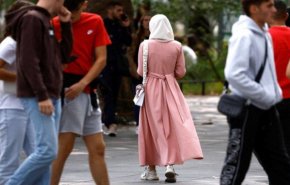 استمرار ردود الفعل ضد قانون منع ارتداء العباءة في فرنسا