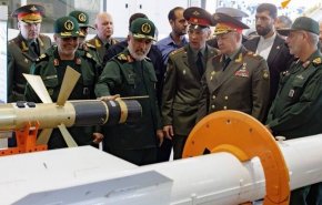 بازدید وزیر دفاع روسیه از نمایشگاه دائمی دستاوردهای هوافضای سپاه