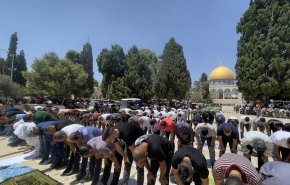 آلاف الفلسطينيين يؤدون صلاة الجمعة في الأقصى
