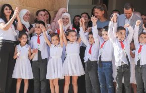 بازدید بشار اسد به همراه همسرش از مدرسه فرزندان شهدا در طرطوس