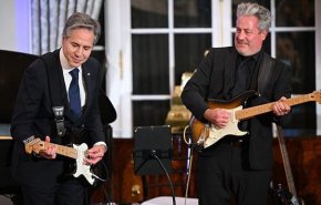 شاهد.. وزير خارجية أميركا يغني ويعزف على الغيتار!