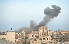 شاهد على الهواء مباشرة.. الاحتلال يقصف عمارة بغزة