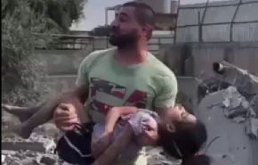  صرخة فلسطيني أثناء انتشاله لجثمان طفلة ارتقت جراء قصف الاحتلال لمنزلها