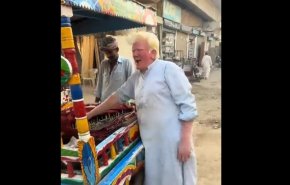 شاهد.. دونالد ترامب في باكستان يبيع الآيس كريم!
