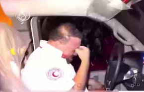 گریه یک امدادگر پس از مشاهده قربانیان حمله جنگنده های صهیونیستی به غزه+ ویدیو