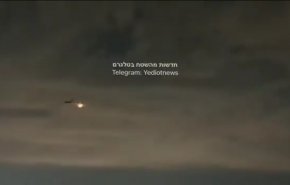 فيديو.. ظهور طائرة غريبة في سماء تل أبيب