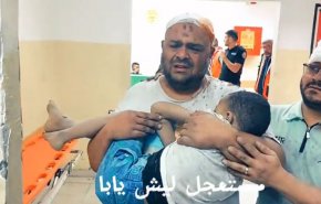 فيديو.. أب يفقد اثنين من أطفاله إثر غارات الاحتلال 