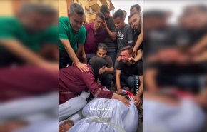 فلسطينية تودع أبناء وأحفاد قتلهم طيران الاحتلال + فيديو