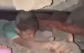 بالفيديو..انقاذ طفل من تحت الانقاض في غزة