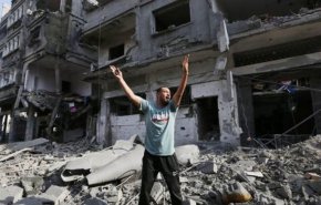 إنقاذ أم فلسطينية مٌسنة من تحت الأنقاض في غزة + فيديو