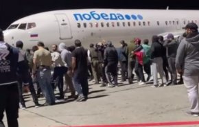 شاهد .. حشود في داغستان تقتحم مطار العاصمة إثر هبوط طائرة إسرائيلية