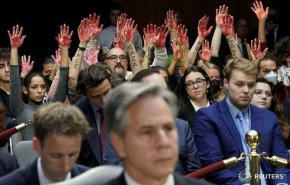 اعتراض به سخنرانی بلینکن در سنا با دست‌های خونین + عکس
