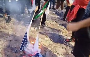 آتش زدن پرچم آمریکا و رژیم صهیونیستی در برزیل برای همبستگی با غزه