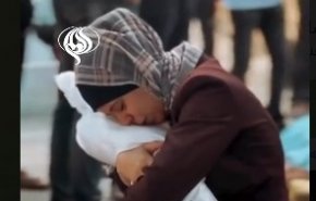 ویدیوی غم انگیز وداع مادر فلسطینی با کودک شهیدش
