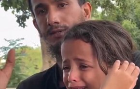 صحنه غمناک وداع دختربچه فلسطینی به نام روان با مادر و پدر شهیدش+ ویدیو