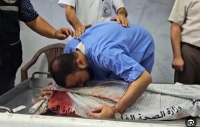 لحظه روبرو شدن پزشک فلسطینی با جنازه فرزند شهیدش در بیمارستان+ فیلم