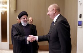 الرئيس الإيراني یلتقي نظيره الأذربيجاني في طشقند