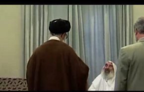 مشاهد من لقاء الشهيد الشيخ أحمد ياسين مع قائد الثورة الإسلاميّة 