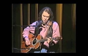 شاهد/لاقى رد فعل جنوني ..مغني بريطاني: إسمي فلسطين!