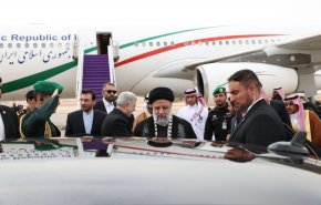شاهد: الرئيس رئيسي يصل للرياض متوشحا بالكوفية الفلسطينية