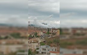 شاهد.. جيش الاحتلال يلقي قنابل الفسفور على ميس الجبل جنوبي لبنان