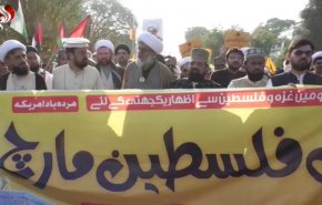 آلاف الباكستانيين يطالبون بوقف المجازر الصهيونية من أمام السفارة الأمريكية 