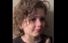 بالفيديو..طفلة فلسطينية تبكي بحرقة بعدما فقدت عائلتها في العدوان الاسرائيلي