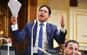 بالفيديو..برلماني مصري يمزق اتفاقية السلام مع كيان الاحتلال