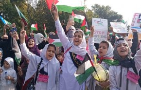 شاهد/طلاب المدارس في باكستان يدينون جرائم الاحتلال ضد اطفال غزة