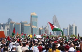 آلاف من القطريين يتظاهرون في الدوحة تنديدا بالعدوان الإسرائيلي