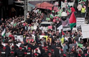 لا خيار لنا الا المقاومة.. آلاف الأردنيين يتظاهرون تضامناً مع فلسطين