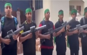عرض عسكري لطلاب مدرسة عمانية على طريقة 