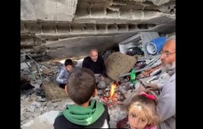 شاهد.. فلسطينيون يعيشون تحت ركام منزلهم الذي دمره الاحتلال