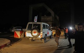 شاهد بالفيديو.. القسام تسلم الدفعة 6 من الاسرى للصليب الأحمر